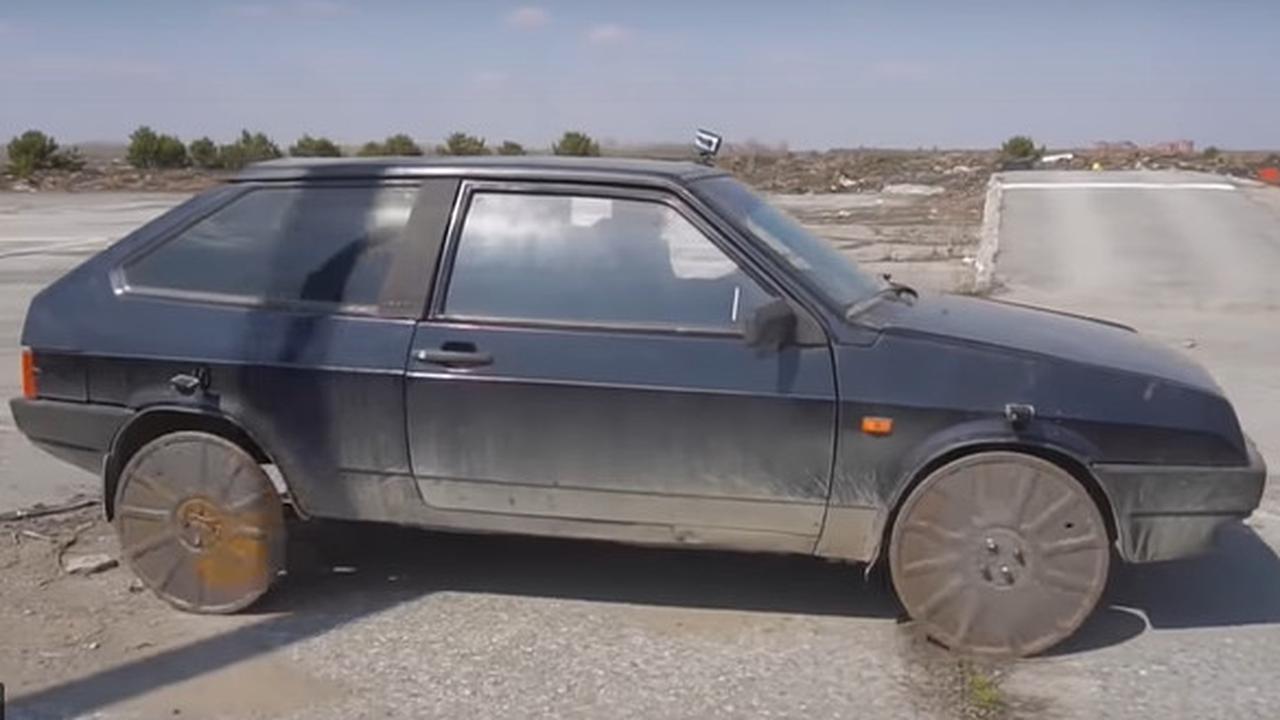 Mengganti ban dengan penutup saluran air