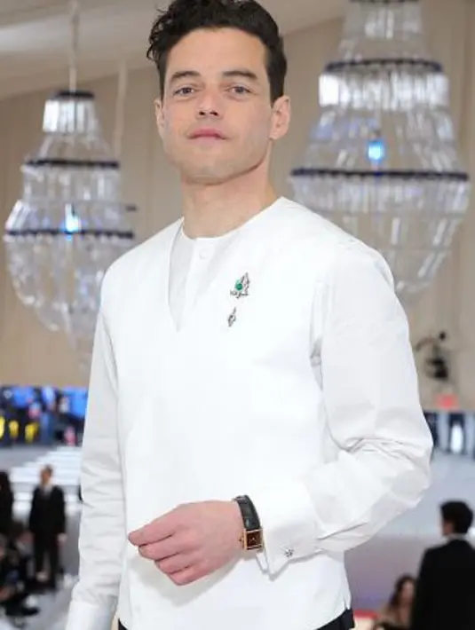 Meski simple, look Rami Malek tetap mahal dengan koleksi pin lawas Cartier dari 1927. [Cartier]