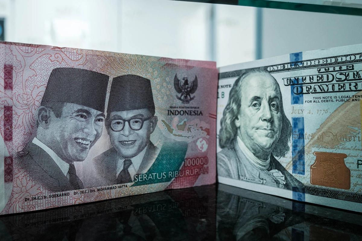 FOTO: Rupiah Tembus Rp 18000 per Dolar AS di Tengah Tekanan Global