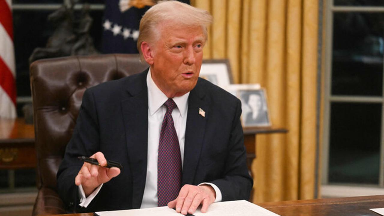 Presiden ke-47 AS Donald Trump menandatangani sejumlah perintah eksekutif setelah dilantik. (AFP)