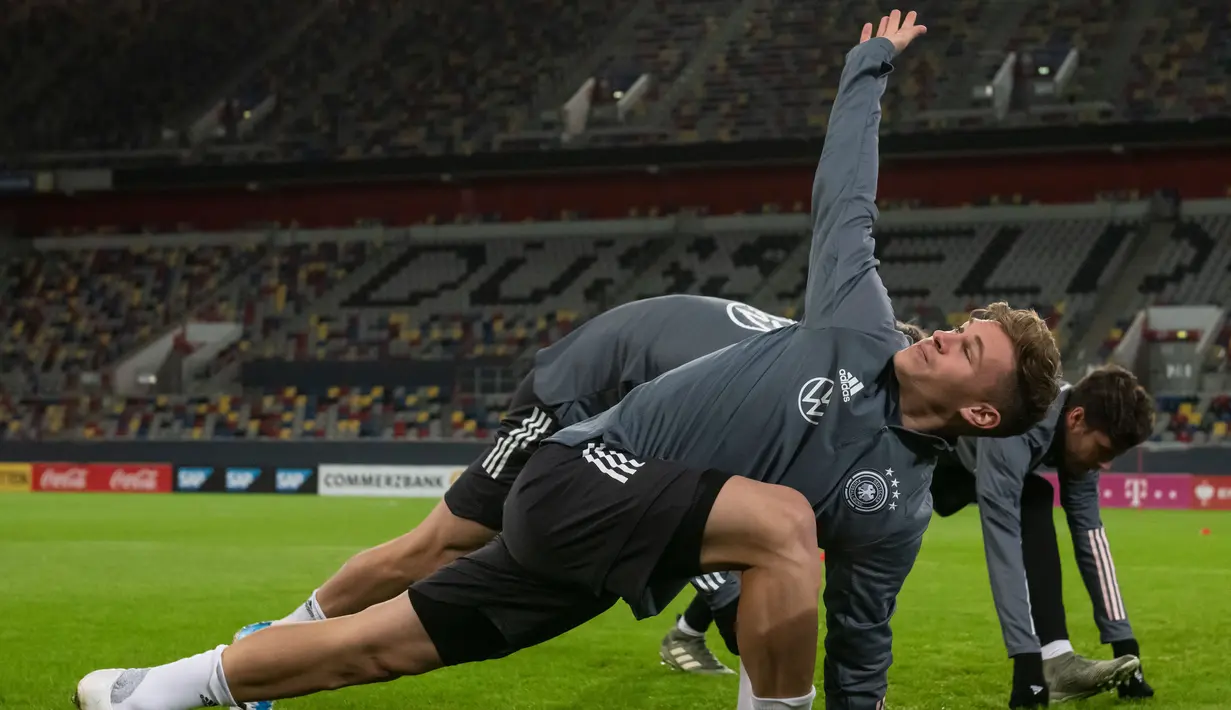 Gelandang Jerman, Joshua Kimmich melakukan pemanasan selama sesi latihan di Duesseldorf, Jerman Barat (12/11/2019). Jerman akan bertanding melawan Belarus pada Grup C Kualifikasi Piala Eropa 2020 pada 17 November 2019 di Borussia-Park. (AFP Photo/Bernd Thissen)