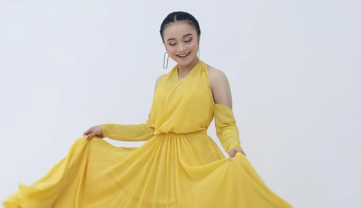 Salah satu penampilannya yang memukau adalah saat mengenakan gaun bernuansa kuning. Dengan warna cerah ini, Tasya Rosmala makin menampilkan keceriaannya. (Liputan6.com/IG/@tasya_ratu_gopo).