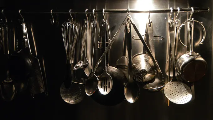 Contoh ilustrasi peralatan dapur bersih