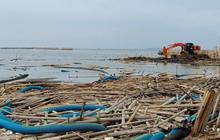 Petugas Kesulitan Bersihkan Sisa Pagar Laut di Pantai Kohod