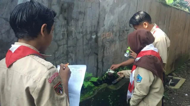 Pramuka SMK Taruna Bakti Baturraden melakukan PSN atau pemberantasan sarang nyamuk secara mandiri. (Foto: Liputan6.com/Humas Pemkab Banyumas/Muhamad Ridlo)