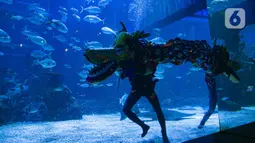 Liong beraksi menghibur pengunjung di Jakarta Aquarium & Safari (JAQS), Jakarta Barat, Jumat (12/2/2021). Pertunjukan Liong Show bawah air yang diikuti oleh para putri duyung tersebut untuk memeriahkan Hari Raya Imlek 2572 atau Tahun Baru China. (Liputan6.com/Faizal Fanani)