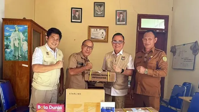 Petugas Ditjen Dukcapil menggelar layanan perbaikan dokumen di Manggarai Barat, Senin (24/8/2026). (dokumen Kemendagri).