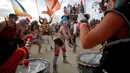 Anggota band Sampah Kan Marchink tampil menghibur pengunjung di Festival Burning Man, di padang pasir Black Rock, Nevada, Amerika Serikat (29/08). Acara digelar 5 kilometer dari arah utara Gerlach, Washoe County, Nevada. (REUTERS/Jim Urquhar)