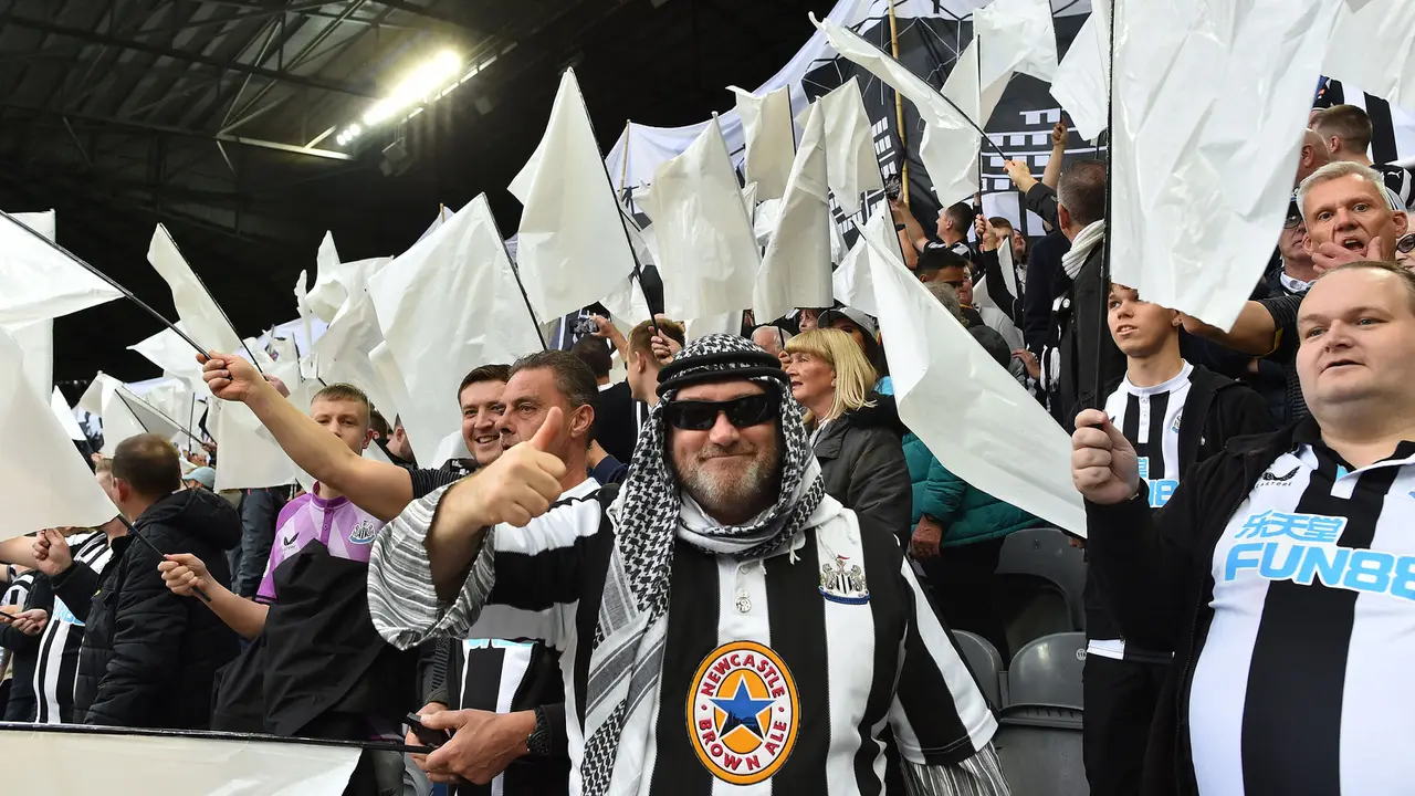 Foto: Pangeran Datang, Suporter Newcastle Ramai-ramai Memakai Sorban