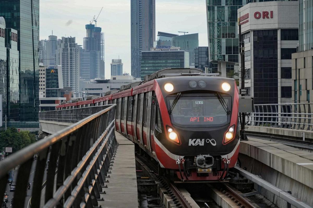 FOTO: LRT Jabodebek Tambah Frekuensi Perjalanan Pagi Mulai 15 Juni