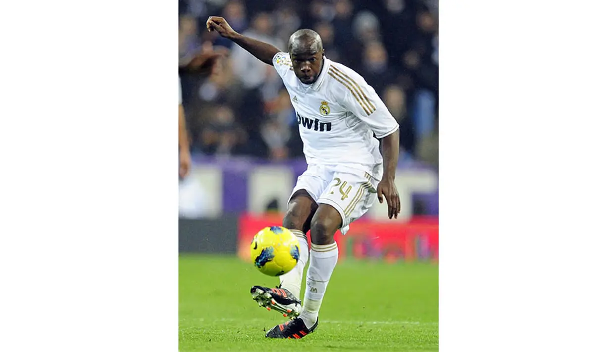 Lassana Diarra, juga harus memakai nomor 6 dahulu sebelum bisa mengenakai nomor 10 pada musim 2009-2010 dan 2010-2011. (Bola.com/Istimewa)