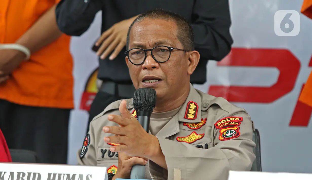 Kabid Humas Polda Metro Jaya Kombes Pol Yusri Yunus memberikan keterangan pes saat  gelar kasus prostitusi dan eksploitasi anak tersangka artis Cyntiara Alona di Ditreskrimum Polda Metro Jaya, Jakarta, Jumat (19/03/2021). (Liputan6.com/Herman Zakharia)