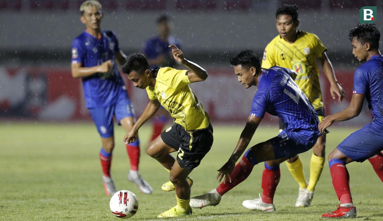 Striker Barito Putera, Kahar (kiri) menggiring bola melewati pemain Arema FC dalam laga matchday ke-2 Grup A Piala Menpora 2021 di Stadion Manahan, Solo, Kamis (25/3/2021). Barito Putera menang 2-1 atas Arema FC. (Bola.com/Arief Bagus)