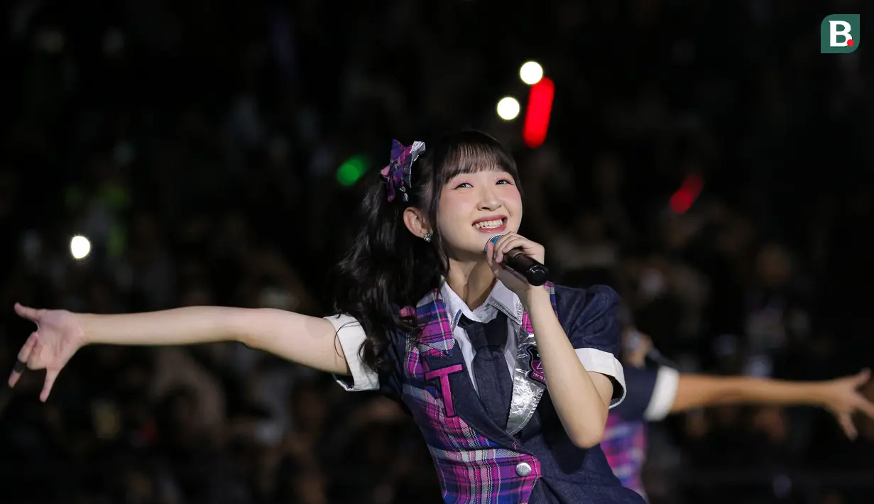Personil JKT48, Aurellia, saat menyanyikan salah satu lagu dalam acara Grand Final AXIS Nation Cup 2023 di Istora Senayan, Jakarta, Minggu (15/10/2023). (Bola.com/Bagaskara Lazuardi)