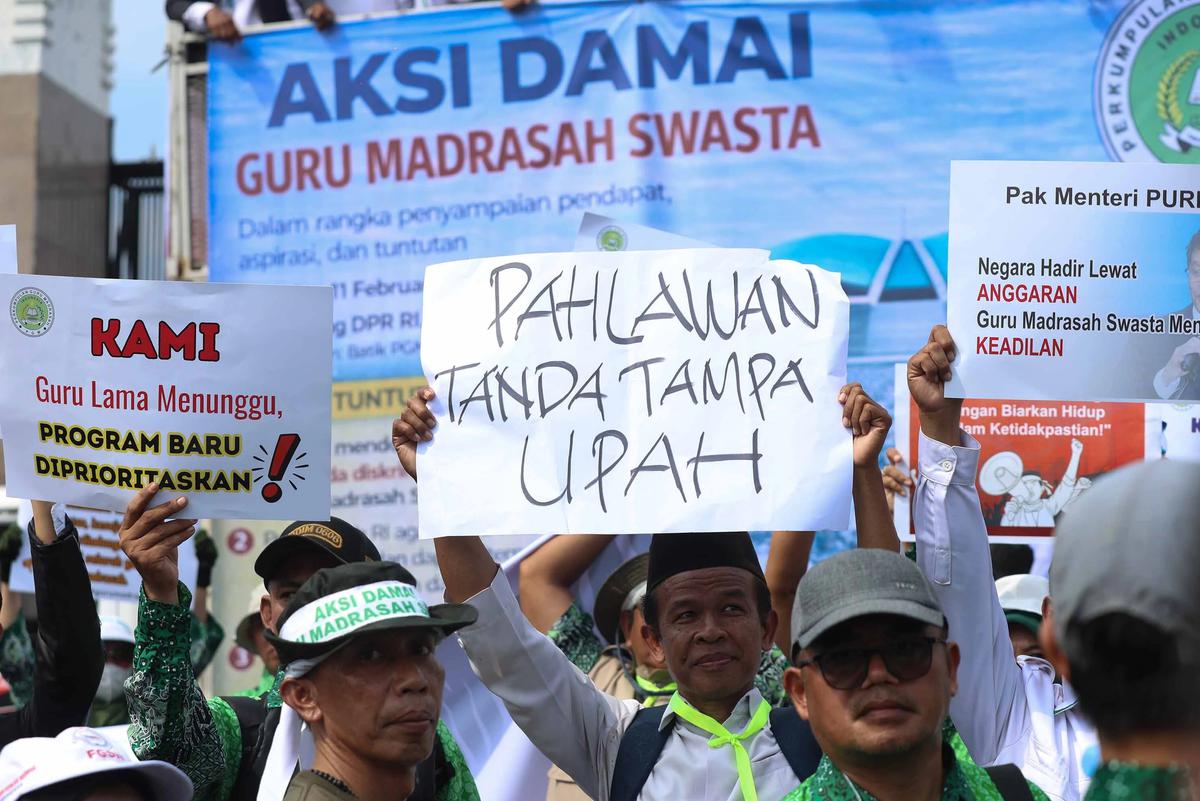 FOTO: Aksi Guru Madrasah Swasta di Depan Gedung DPR