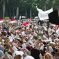 Massa Demo 2 Desember memadati lapangan Monas, Jakarta, Jumat (2/12). Aksi untuk menuntut ditangkapnya Gubernur DKI Jakarta nonaktif Basuki Tjahaja Purnama atas dugaan penistaan agama. (Liputan6.com/Faizal Fanani)