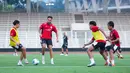 Pemain Timnas Indonesia U-22, Jens Raven, mengikuti latihan perdana untuk persiapan SEA Games di Stadion Madya, Jakarta Pusat, pada Jumat (3/10/2025) sore WIB. (Bola.com/M Iqbal Ichsan)