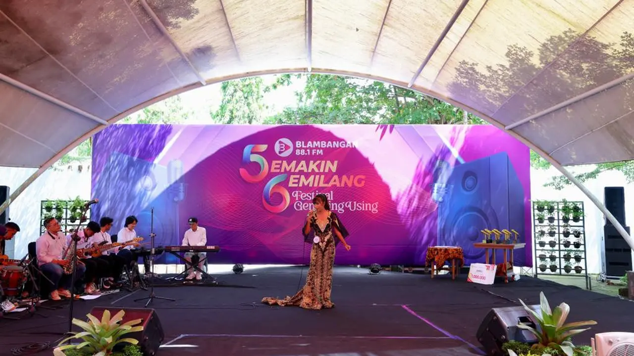 Salah satu peserta festival Gending Osing menunjukan kualitasnya di babak final festival gending osing Banyuwangi. (Istimewa)