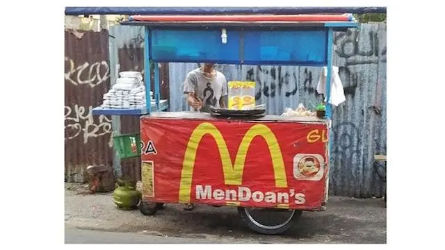 6 Spanduk Jualan Mendoan Ini Nyeleneh Banget, Curi Perhatian
