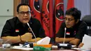 Anggota F-PDIP DPR, Julian Gunhar (kiri) memberikan keterangan pers di Jakarta, Senin (19/10/2015). F-PDIP dengan tegas menolak perpanjangan kontrak PT Freeport Indonesia karena dinilai merugikan negara. (Liputan6.com/Johan Tallo)