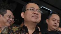 Mantan Wakil Ketua DPR 2009-2014 Priyo Budi Santoso usai diperiksa di gedung KPK, Jakarta, Rabu (10/5). Priyo diperiksa sebagai saksi kasus dugaan korupsi pengadaan Alquran di Kemenag Tahun Anggaran 2011-2012. (Liputan6.com/Helmi Afandi)