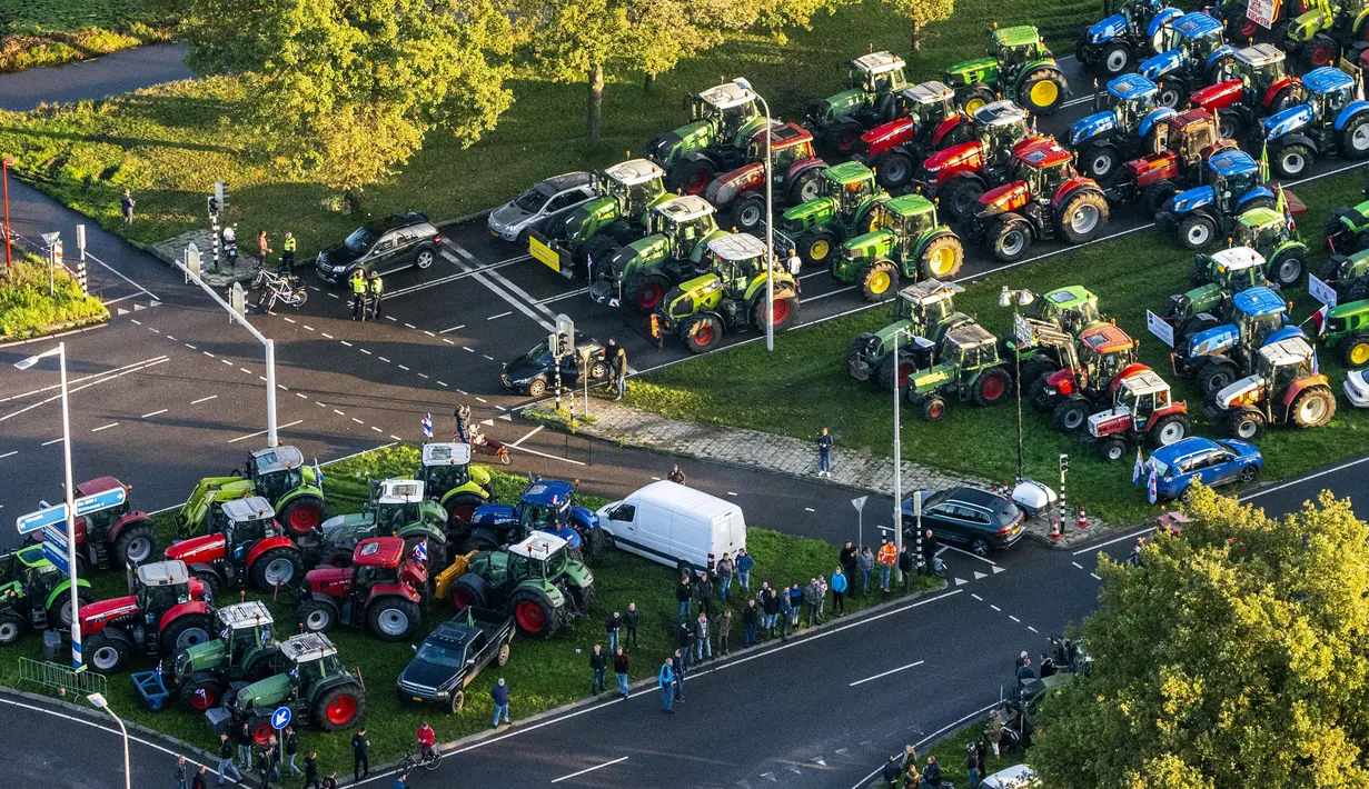 Pemandangan dari udara memperlihatkan traktor yang diparkir di jalan di De Bilt, Belanda, Rabu (16/10/2019). Petani Belanda menggelar protes terkait aturan pemerintah mengenai nitrogen. (Jerry Lampen/ANP/AFP)