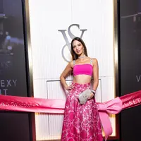 Nia Ramadhani jadi salah satu artis yang tampil menawan di Victoria Secret Pink Carpet [@ramadhaniabakrie]