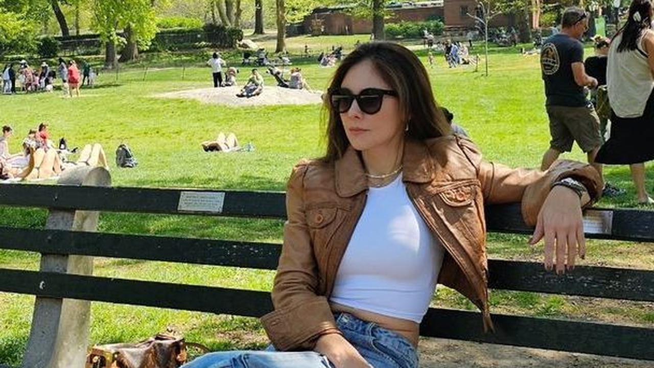 Mengenakan Celana Jeans Cargo dan Sneakers Terlihat Lebih Muda