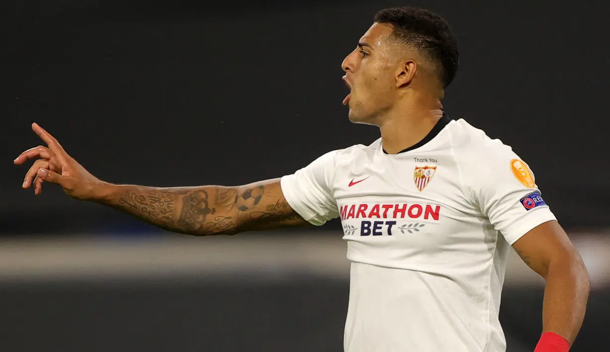 Diego Carlos (kanan) menjadi bek tengah incaran klub-klub top Eropa usai sukses menyabet gelar Piala Europa 2020 bersama Sevilla. Newcastle berusaha mendapatkan jasanya dengan merogoh kocek dalam-dalam. Sayangnya, Carlos tak dilepas oleh Sevilla pada transfer Januari 2022. (AFP/Friedemann Vogel)