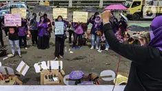 Warga yang mayoritas perempuan berunjuk rasa di depan Gedung MPR/DPR/DPD, Jakarta, Kamis (13/1/2022). Warga menuntut DPR segera mengesahkan Rancangan Undang-Undang Tindak Pidana Kekerasan Seksual (RUU TPKS). (Liputan6.com/Johan Tallo)