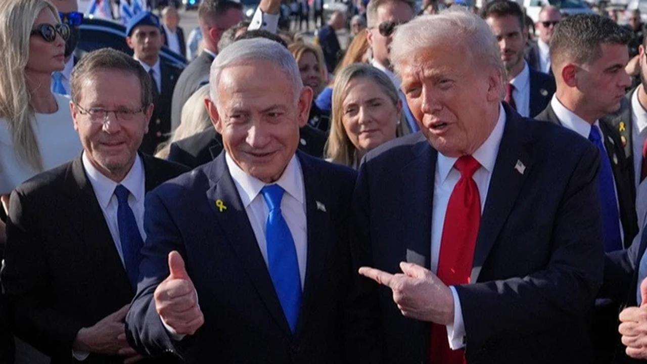 Presiden Amerika Serikat Donald Trump berpose bersama Perdana Menteri Israel Benjamin Netanyahu sebelum menaiki pesawat kepresidenan Air Force One di Bandara Internasional Ben Gurion, dekat Tel Aviv, Senin (13/10/2025).