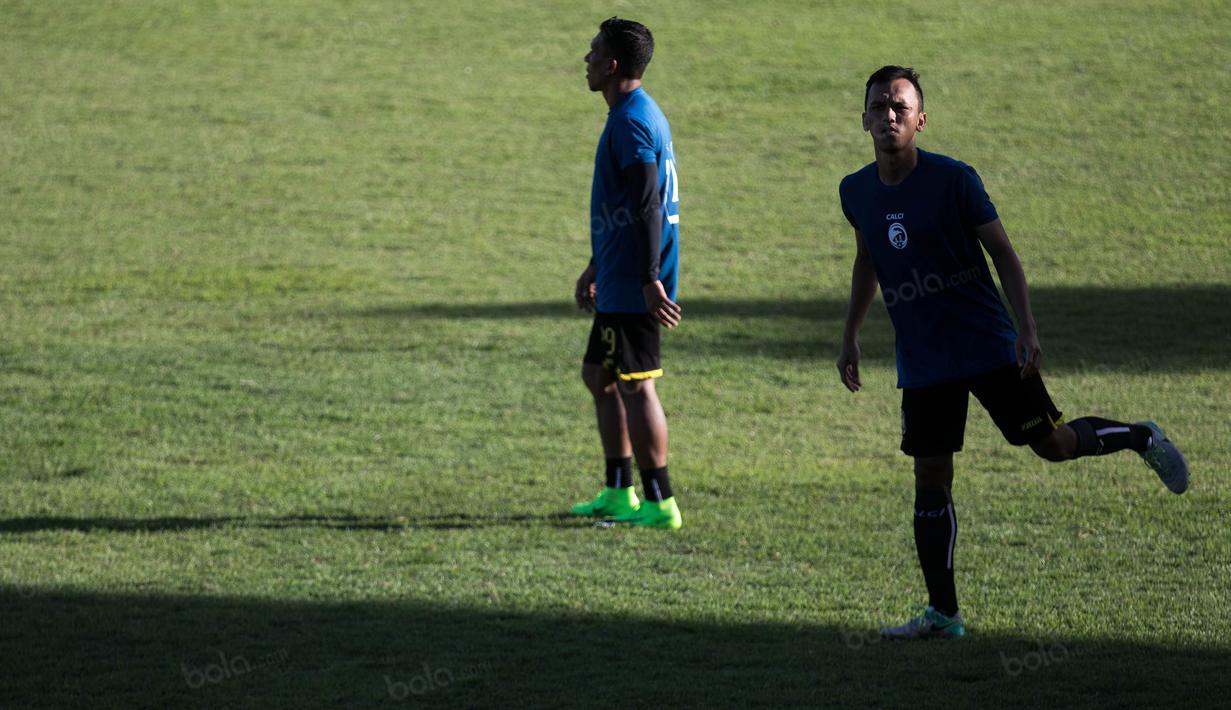 Gelandang Sriwijaya FC, Rahmad Hidayat, melakukan perenggangan saat akan tampil melawan Pespa FC. Lawan uji coba yang dihadapi oleh Sriwijaya FC ini merupakan klub amatir di Bali. (Bola.com/Vitalis Yogi Trisna)