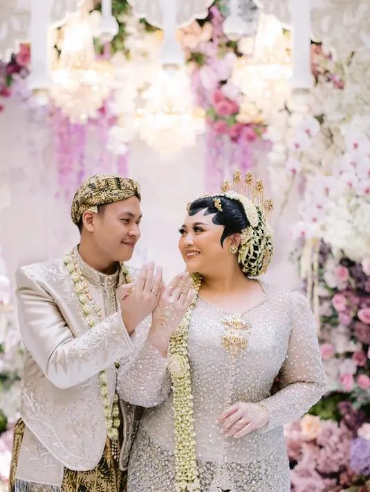 Siluet modern kebaya dipadukan dengan embelishment kristal yang cantik sebagai pengganti payet [@clarissaputri_]