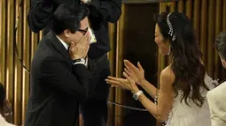 Ke Huy Quan (kiri) dan Michelle Yeoh terlihat di antara hadirin saat  menerima Piala Oscar kategori Pemeran Pendukung Pria Terbaik pada penghargaan Academy Awards ke-95 di Dolby Theatre di Hollywood, California, Minggu (12/3/2023). Kemenangan Ke Huy Quan ini menjadi salah satu comeback terbaik yang ada di Hollywood. (AP Photo/Chris Pizzello)