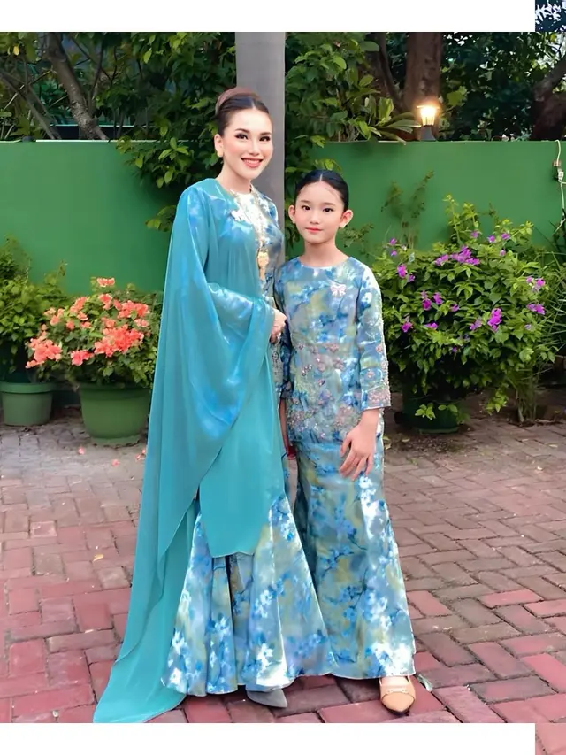 Baju kurung Ayu Ting Ting
