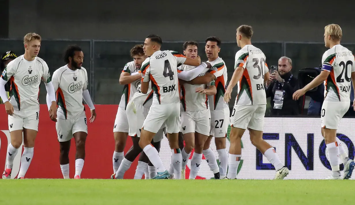 Jay Idzes (4) dan pemain Venezia merayakan gol yang dicetak oleh Gaetano Oristanio pada laga lanjutan Liga Italia 2024/2025 melawan Hellas Verona di Marcantonio Bentegodi Stadium, Italia, Sabtu (05/10/2024) WIB. (AP Photo/LaPresse/Paola Garbuio)