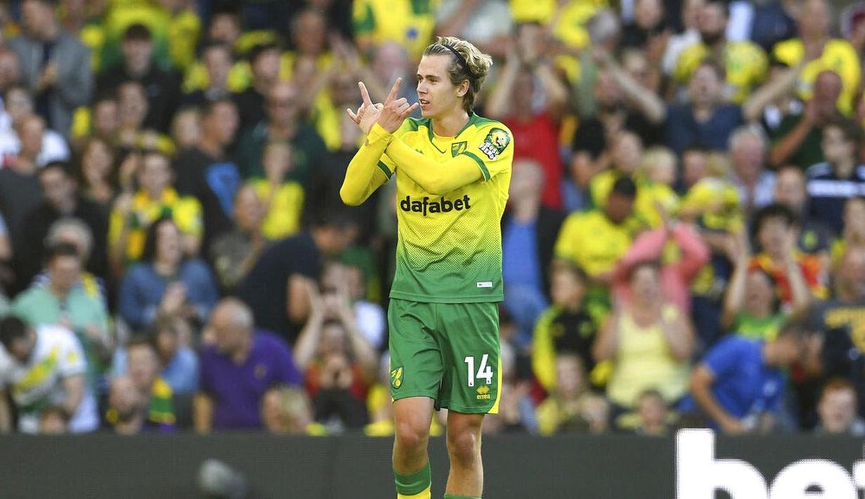 Pemain Norwich City, Todd Cantwell, melakukan selebrasi usai membobol gawang Manchester City pada laga Premier League di Stadion Carrow Road, Sabtu (14/9). Norwich City menang 3-2 atas Manchester City. (AP/Joe Giddens)