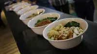 Destinasi kuliner Eat Street hadir di salah satu pusat perbelanjaan di Jakarta dengan harga yang terjangkau dan bersahabat.