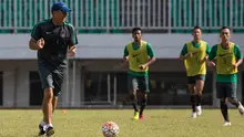 Assisten pelatih Indonesia, Hans Peter Schaller, memimpin latihan perdana timnas untuk Piala AFF di Stadion Pekansari, Bogor, Jawa Barat, Selasa (9/8/2016). (Bola.com/Vitalis Yogi Trisna)