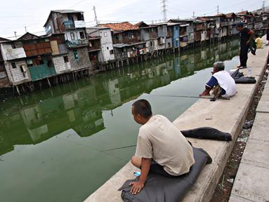 Sejumlah Warga saat memancing ikan di Kali Tanjung Selor, Jakarta, Rabu (20/1). Meskipun keruh dan dipenuhi sampah, namun Kali Tanjung Selor menjadi lokasi favorit bagi warga sekitar untuk memancing dengan biaya murah. (Liputan6.com/Immanuel Antonius)