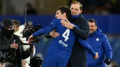 Pelatih Chelsea, Thomas Tuchel tersenyum saat memeluk bek Andreas Christensen usai pertandingan melawan Real Madrid pada leg kedua semifinal Liga Champions di Stamford Bridge di London, Kamis (6/5/2021). Chelsea menang atas Madrid 2-0 dengan aggregat 3-1. (AFP/Glyn Kirk)