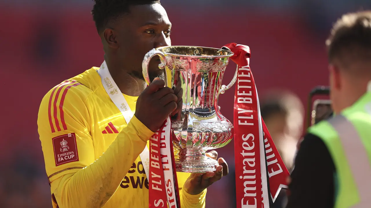 FOTO Andre Onana dengan Trofi Piala FA 2023/2024