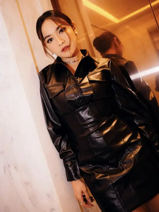 Stelan dengan material kulit juga menjadi sebauh aksi fashion yang nyata, menampilkan kesan stylish yang menjanjikan.   [Foto: Instagram/ @mahaliniraharja]