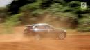 BMW X3 sDrive20i terbaru saat melintasi rintangan medan test drive di Kawasan BSD, Tangerang Selatan, Banten, Rabu (20/3). Seri BMW X3 sDrive20i nyaman untuk berkeluarga serta irit bahan bakar. (merdeka.com/Dwi Narwoko)