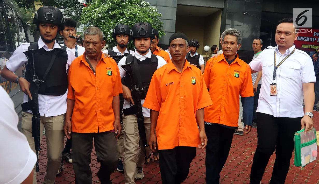 Polisi menggiring tersangka mafia tanah yang terjadi di Jakarta dan Bekasi, Polda Metro Jaya, Jakarta, Rabu (5/9). Penipuan ini berjalan dengan modus memalsukan AJB dan dokumen pendukungnya. (Liputan6.com/JohanTallo)