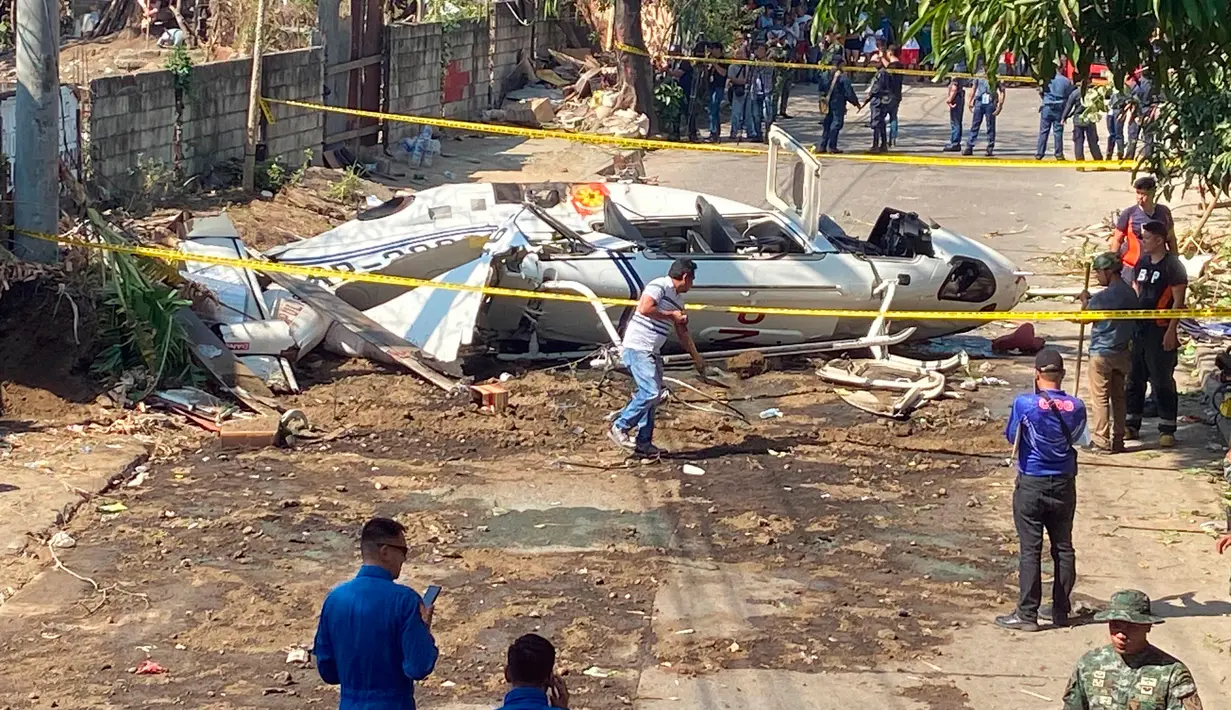 Lokasi jatuhnya Helikopter bell 429 yang membawa kepala polisi Filipina ditutup di San Pedro, selatan Manila, Kamis (5/3/2020). Tidak ada yang tewas dalam kejadian tersebut, dan semua penumpang dibawa ke rumah sakit untuk menjalani perawatan. (AP/Aaron Favila)
