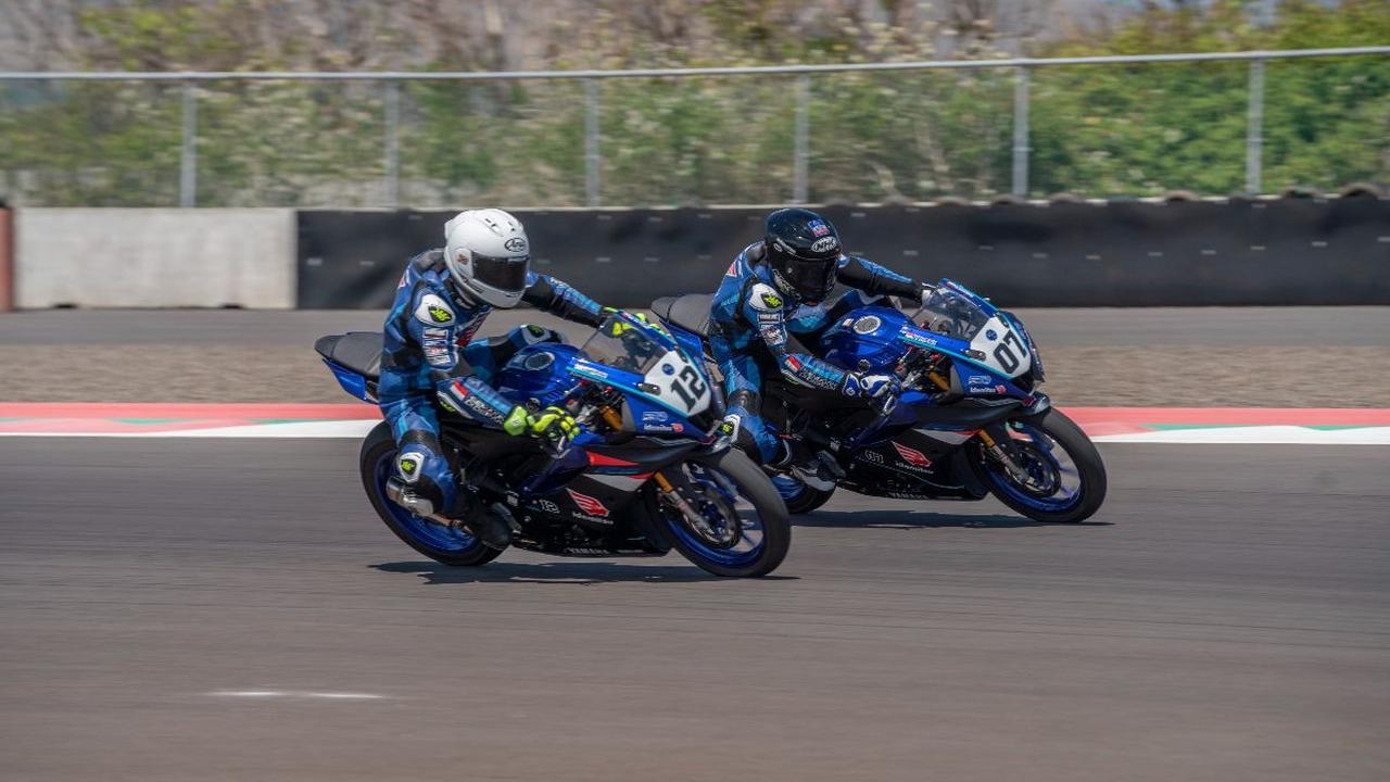 Yamaha R25 masih belum menggunakan turbo atau pun 4 silinder meskipun slogannya "Semakin di Depan".
