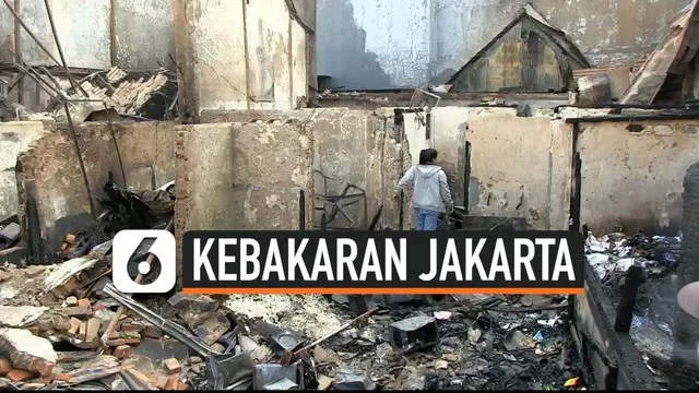Polisi memasang garis kuning di rumah yang diduga menjadi penyebab kebakaran. Kebakaran di Jalan Kebon Jeruk, Taman Sari Jakarta Barat menghanguskan puluhan rumah. Banyak warga yang tidak bisa menyelamatkan barang-barangnya akibat kebakaran.