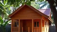 Model Rumah Kayu Sederhana Tapi Indah di Kampung (Sumber: qwen.ai)