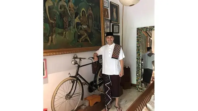 Potret salah satu sudut rumah Anjasmara yang begitu unik dengan banyak lukisan dan barang-barang antik